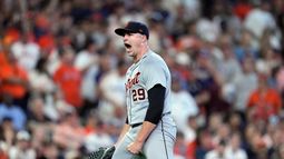 El lanzador abridor de los Tigres de Detroit, Tarik Skubal, reacciona después de ponchar a Yainer Díaz, de los Astros de Houston, durante la sexta entrada del primer juego de la Serie de Comodines de la Liga Americana, el martes 1 de octubre de 2024, en Houston.&nbsp;