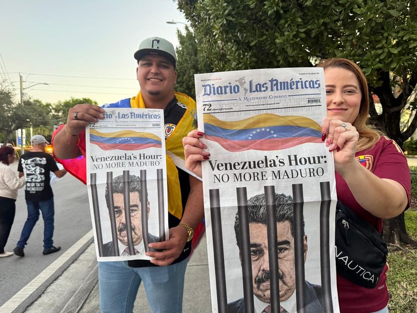 Con ejemplares de la edición especial de Diario Las Américas, venezolanos celebran la caída de Maduro.&nbsp;