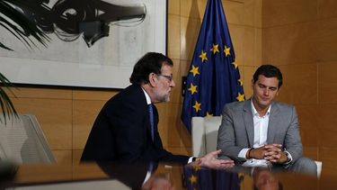 El presidente del Gobierno en funciones, Mariano Rajoy (i), y el líder de Ciudadanos, Albert Rivera, durante la reunión que ambos han mantenido en el Congreso (EFE)