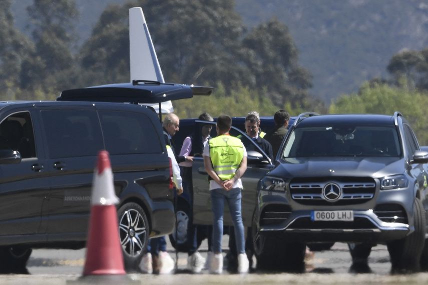 El rey emérito de España Juan Carlos I desembarca a su llegada al aeropuerto de Peinador en Vigo, en el noroeste de España, el 19 de abril de 2023 antes de dirigirse a la ciudad gallega de Sanxenxo para asistir a una regata.