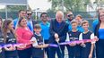 Alcalde Bovo corta la cinta junto a alumnos de la escuela primaria Flamingo Elementary de Hialeah.&nbsp;