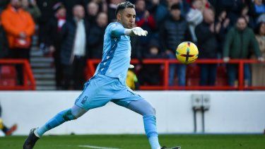 El costarricense Keylor Navas, arquero del Nottingham Forest, realiza un despeje en el partido que marcó su debut con el club inglés ante Leeds, el domingo 5 de febrero de 2023.