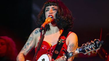 La cantante chilena Mon Laferte actúa en concierto contra la violencia de género en México. 