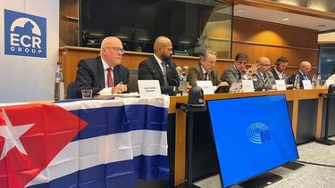 La sesión especial estuvo presidida por el eurodiputado Hermann Tertsch del Partido Vox