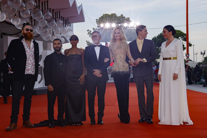 Cristóbal Tapia de Veer, el productor David Hinojosa, Sophie Wilde, Antonio Banderas, Nicole Kidman, Harris Dickinson y la directora Halina Reijn posan para los fotógrafos a su llegada al estreno de la película Babygirl durante la 81ª edición del Festival de Cine de Venecia, Italia, el viernes 30 de agosto de 2024.