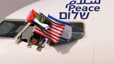 Banderas de Emiratos &Aacute;rabes Unidos, Israel y Estados Unidos&nbsp;vistas en un avi&oacute;n de El Al, de Israel, con la palabra paz en &aacute;rabe, ingl&eacute;s y hebreo, a su llegada al aeropuerto de Abu Dhabi, en los Emiratos &Aacute;rabes Unidos, el 31 de agosto de 2020.