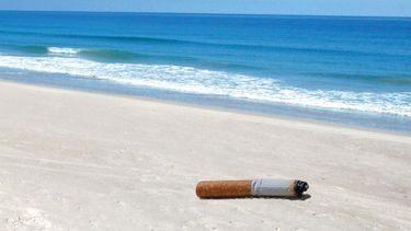 Millones de colillas de cigarro son abandonadas en las playas.