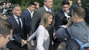 En esta foto de archivo del 27 de agosto de 2019, Lori Loughlin sale de la corte federal con su esposo, el dise&ntilde;ador de ropa Mossimo Giannulli, a la izquierda, en Boston, despu&eacute;s de una audiencia en un esc&aacute;ndalo de soborno de admisiones universitarias a nivel nacional.&nbsp;