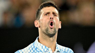 El serbio Novak Djokovic celebra tras avanzar a semifinal del Abierto de Australia.