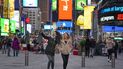 Peatones posan para fotos en Times Square, Nueva York, el 15 de noviembre del 2021. Peatones posan para fotos en Times Square, Nueva York, el 15 de noviembre del 2021.