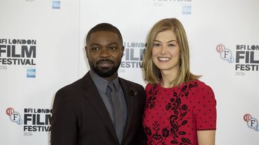 Los actores David Oyelowo y Rosamund Pike posan para los fotógrafos en la sesión fotográfica de la película A United Kingdom, que abre el Festival de Cine de Londres en Londres, el miércoles 5 de octubre de 2016. El festival se extiende desde el 5 de octubre hasta el 16 de octubre.