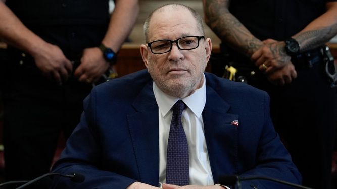 El deshonrado productor de cine de Hollywood, Harvey Weinstein, compareció ante el Tribunal Penal de Manhattan durante el juicio por violación y agresión sexual en su contra en la ciudad de Nueva York el 24 de abril de 2025.