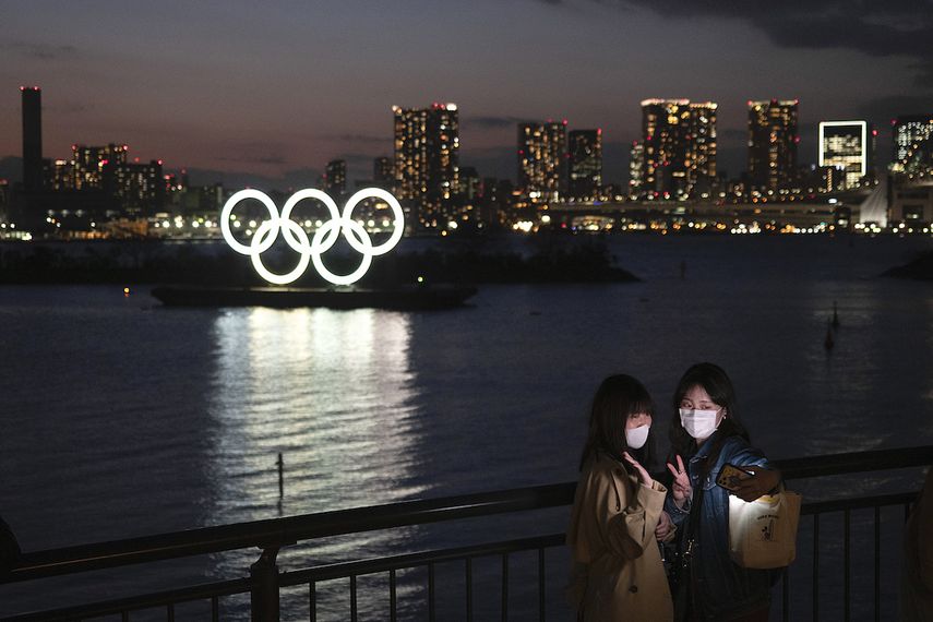Dos mujeres se hacen una foto con los anillos ol&iacute;mpicos de fondo, en la zona de Odaiba, en Tokio, el jueves 12 de marzo de 2020. (AP /Jae C. Hong