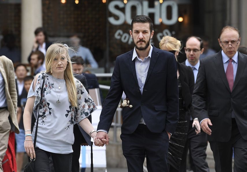 Los padres del&nbsp;bebé Charlie Gard, de 11 meses, que padece una enfermedad congénita terminal, Connie Yates (i) y Chris Gard (d) llegan al Tribunal Superior de Londres, Reino Unido. &nbsp;