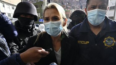 La expresidente de Bolivia, Jeanine Áñez, bajo custodia policial.