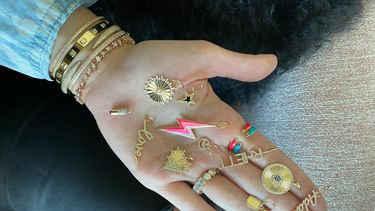 Para la ocasión especial del Día de las Madres, los diseños personalizados se convierten en un presente único para sorprender a mamá con una joya irrepetible. Alev Jewelry ofrece diversas opciones para regalar a las madres en su día.