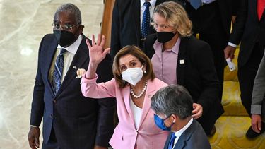 Esta foto del folleto, tomada y publicada por el Departamento de Información de Malasia el 2 de agosto de 2022, muestra a la presidenta de la Cámara de Representantes de EEUU, Nancy Pelosi, saludando mientras sale de la Casa del Parlamento después de una reunión con funcionarios de Malasia en Kuala Lumpur.
