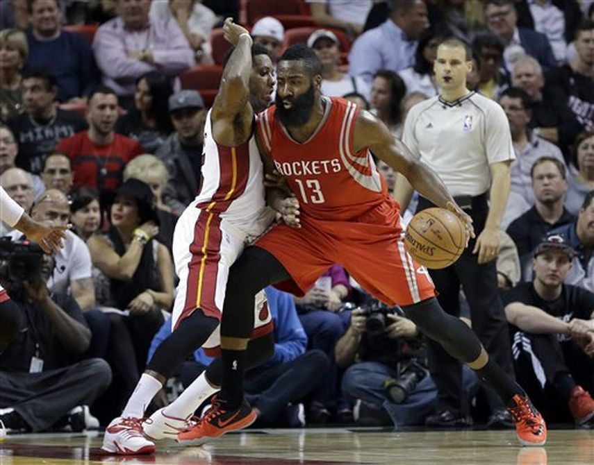 James Harden totalizó 25 puntos, 10 asistencias y nueve rebotes para que los Rockets se mantuvieran con foja perfecta en la campaña. (AP)