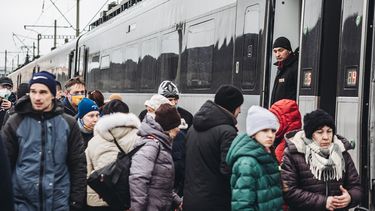 Ciudadanos ucranianos intentando coger un tren en la estación de tren de Kiev, a 1 de marzo de 2022, en Kiev (Ucrania). 