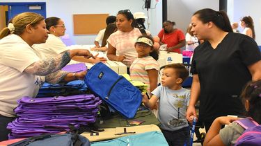 Con el programa mochila azul, Amigos For Kids regala a niños bolsos y útiles escolares en el parque José Martí, de Miami-Dade, el 5 de agosto de 2023.