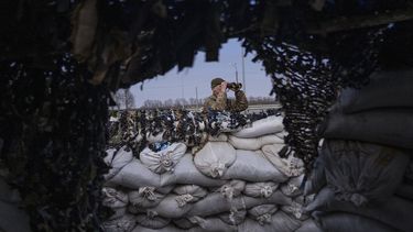 Un soldado ucraniano observa por unos binoculares en un puesto de control militar en Lityn, Ucrania, el miércoles 16 de marzo de 2022.&nbsp;