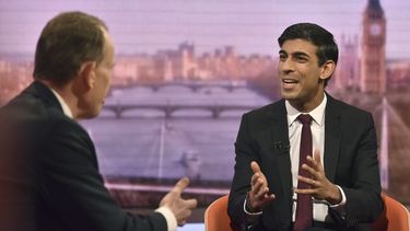 El ministro brit&aacute;nico de finanzas Rishi Sunak habla con el host Andrew Marr durante su aparici&oacute;n en un programa pol&iacute;tico de la BBC llamado The Andrew Marr Show en Londres.