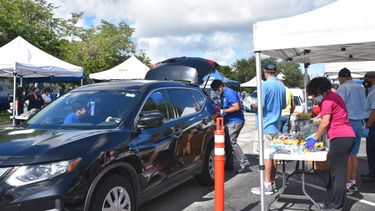 Gracias al aporte de&nbsp;Feeding South Florida y de la Ciudad de Doral la embajada de Venezuela en Estados Unidos entreg&oacute; este jueves 1000 cajas de alimentos.&nbsp;