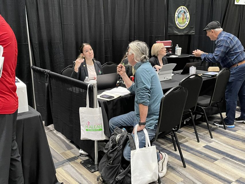 Residentes de Hialeah sacan permisos durante el evento.