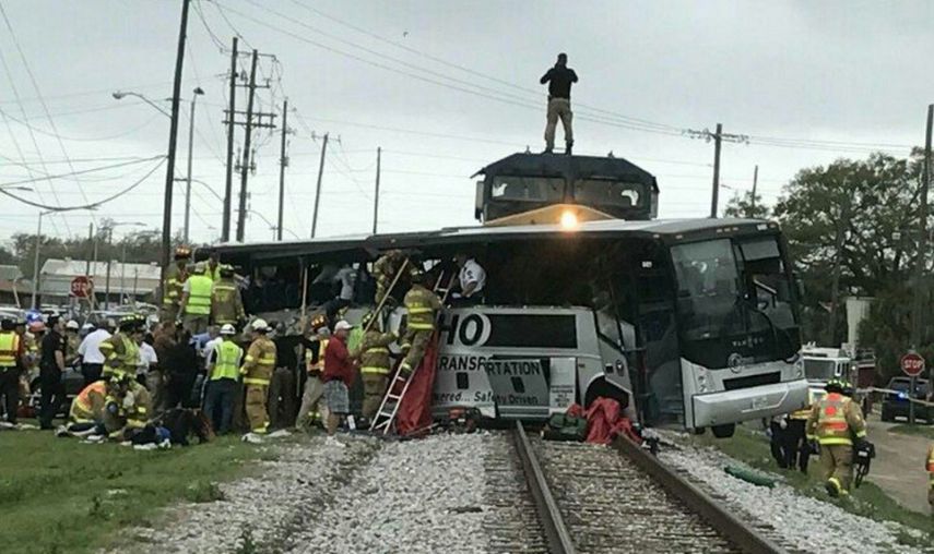 Mark Robinson, un testigo del choque, dijo al diario Sun Herald que el autobús se atascó en la vía del tren unos cinco minutos antes de que llegara la locomotora.