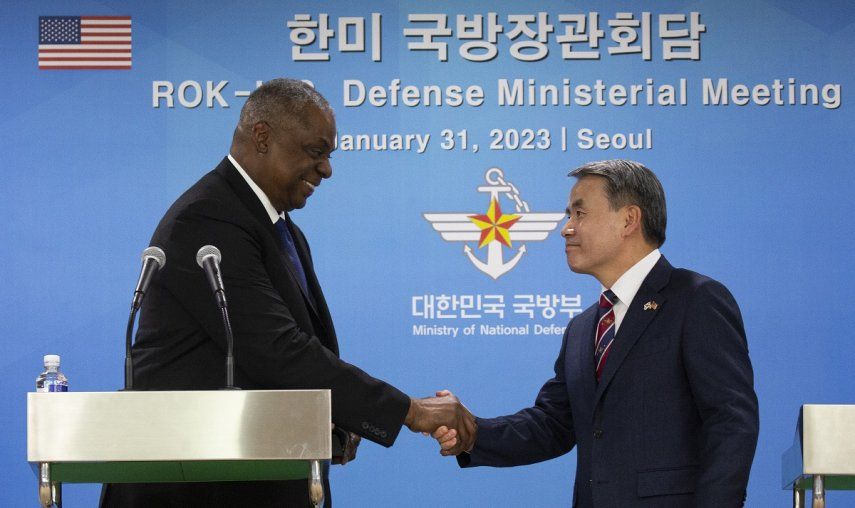 El secretario de Defensa de Estados Unidos, Lloyd Austin (izquierda), estrecha la mano de su homólogo surcoreano, Lee Jong-sup, tras una conferencia de prensa conjunta luego de una reunión en el Ministerio de Defensa en Seúl, Corea del Sur, el 31 de enero de 2023.&nbsp;