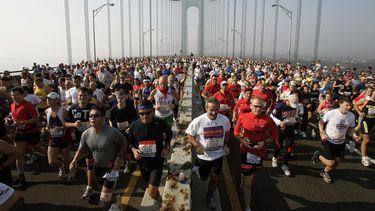 &nbsp;En esta foto del 6 de noviembre de 2005, los corredores avanzan en el puente Verrazano al inicio de la edici&oacute;n 36 del marat&oacute;n de Nueva York.