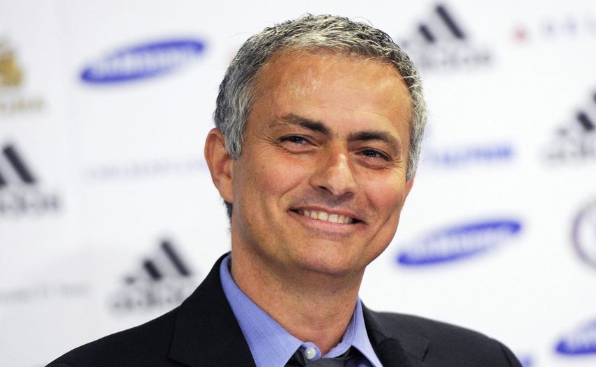 Mourinho no ocultó su felicidad tras firmar el acuerdo. (EFE)