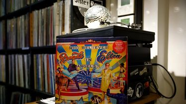Copia del nuevo álbum de Elton John, Who Believes in Angels?