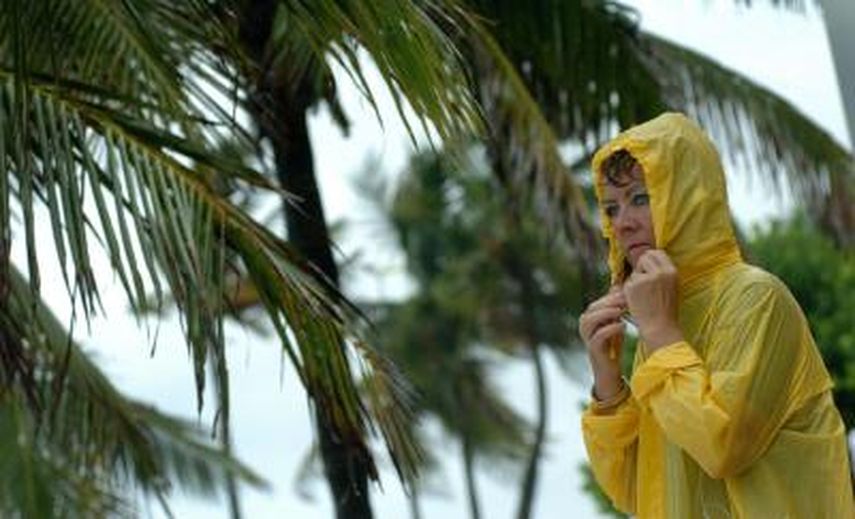 Mia Fester observa bajo la lluvia los fuertes vientos que la tormenta Katrina trajo a su llegada en la playa de Fort Lauderdale, en Florida,  el 25 de agosto de 2005.  EFE