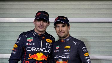 Los pilotos de Red Bull, el holandés Max Verstappen, izquierda, y el mexicano Sergio Checo Pérez, posan luego de la clasificación para el Gran Premio de Abu Dabi de la Fórmula 1. Verstappen ganó la pole y Pérez el segundo puesto de largada en Abu Dabi, Emiratos Árabes Unidos, sábado 19 de noviembre de 2022.&nbsp;