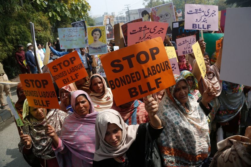 Fotograf&iacute;a de archivo del 8 de marzo de 2020 de activistas paquistan&iacute;es participando en una manifestaci&oacute;n por el D&iacute;a Internacional de la Mujer en Lahore, Pakist&aacute;n.