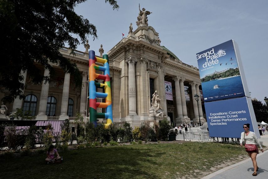 Esta fotografía, tomada el 10 de junio de 2025, muestra el exterior de la exposición Euphoria «El arte está en el aire», expuesta durante la temporada de verano en el Grand Palais dEte de París.