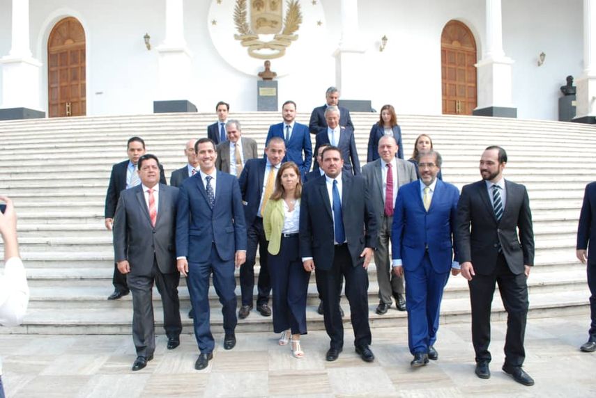 Embajadores de países de la Unión Europea (UE) en la sede del Parlamento venezolano junto a su directiva.