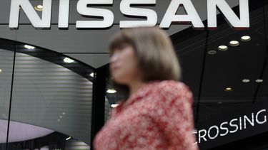 Una mujer pasa por delante de un concesionario de Nissan, en Tokio.