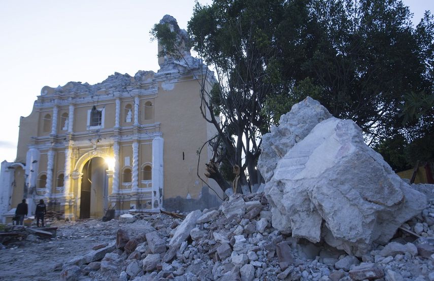 Vista general de la iglesia de Santiago Apóstol en la población de Atzala, en el estado de Puebla (México) hoy, miércoles 20 de septiembre de 2017, donde 11 personas murieron cuando se oficiaba un bautizo en el momento del sismo.