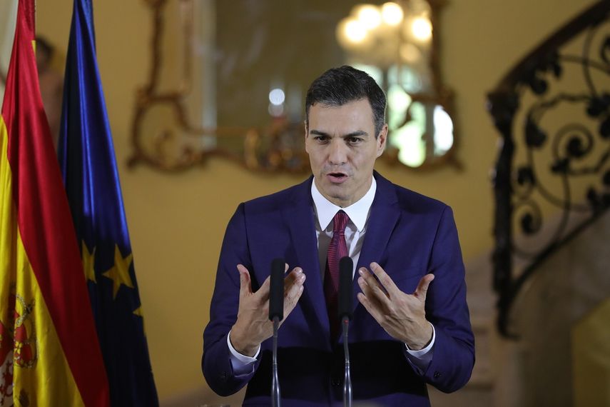 El presidente del Gobierno de España, Pedro Sánchez, habla ante los medios de comunicación en la Residencia del Embajador, en La Habana, Cuba.&nbsp;