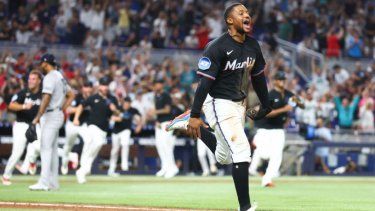 Xavier Edwards, de los Miami Marlins, celebra luego de que su equipo dejara en el terreno a los New York Yankees, el 1 de agosto de 2025 en el Loan Depot Park.