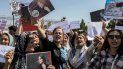 Las mujeres cantan eslóganes y sostienen carteles con la imagen de Mahsa Amini, de 22 años, que murió bajo la custodia de las autoridades iraníes, durante una manifestación de denuncia de su muerte por parte de kurdos iraquíes e iraníes frente a las oficinas de la ONU en Arbil, la capital de Irán. 