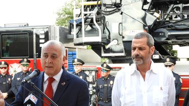 Esteban Bovo, alcalde de Hialeah, habla en la ceremonia. 