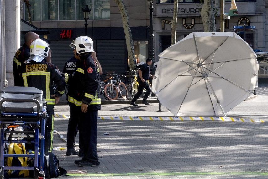 Efectivos policiales en el lugar del atentado ocurrido este jueves en las Ramblas de&nbsp;Barcelona.