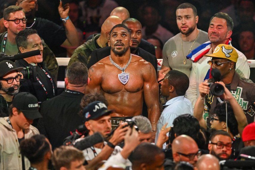 El boxeador británico Anthony Joshua (centro) celebra después de vencer por nocaut al estadounidense Jake Paul, el 19 de diciembre de 2025.