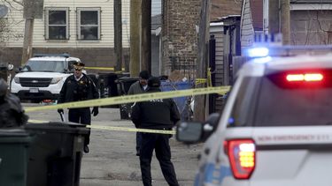 Policías trabajan el 29 de marzo de 2021 en la zona donde murió Adam Toledo, de 13 años, tras ser baleado por un policía, en Chicago.&nbsp;