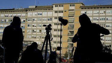 Miembros de los medios de comunicación se colocan afuera del Hospital Agostino Gemelli, en Roma, el jueves 30 de marzo de 2023.&nbsp;
