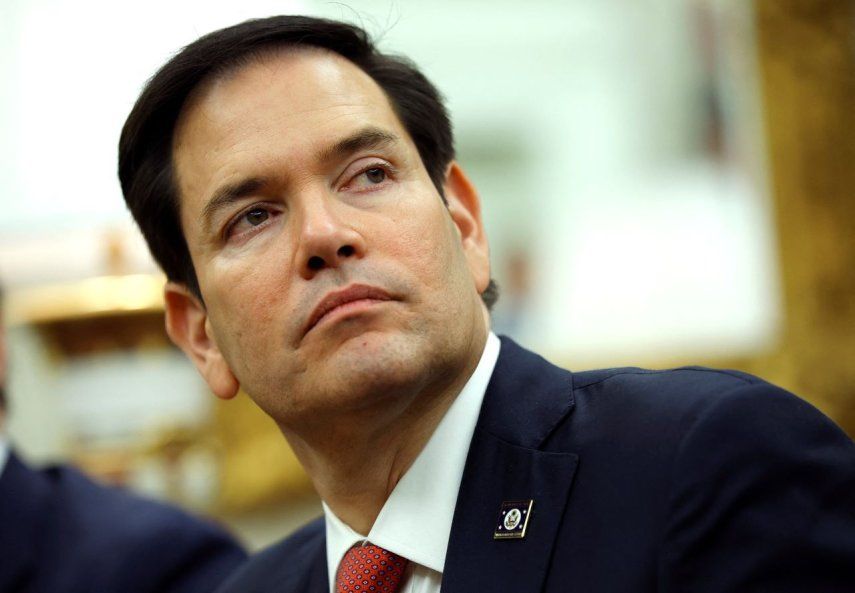 El secretario de Estado, Marco Rubio, asiste a una reunión con el presidente Donald Trump y el primer ministro israelí, Benjamín Netanyahu, en el Despacho Oval de la Casa Blanca el 7 de abril de 2025 en Washington, DC.