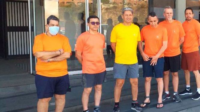 En esta fotografía sin fecha publicada en Twitter el 18 de junio de 2020 por el ministro de Relaciones Exteriores del régimen de Nicolás Maduro en Venezuela, Jorge Arreaza, se muestra al expresidente de la petrolera Citgo, José Ángel Pereira (izquierda) y a otros cinco ejecutivos de la empresa afuera del Servicio Bolivariano de Inteligencia Nacional, en Caracas.